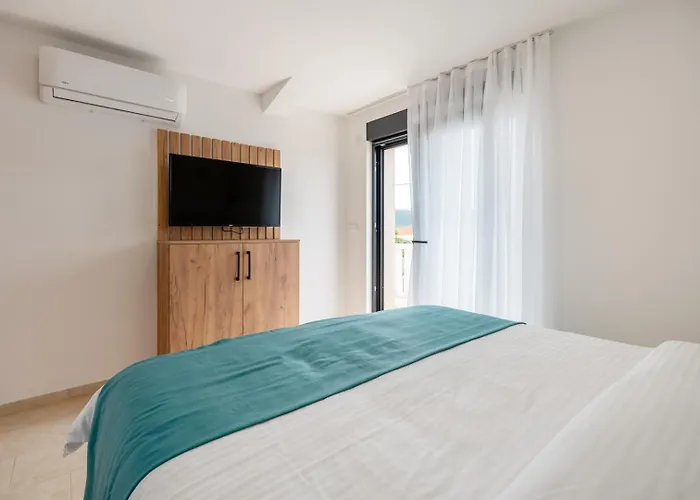 Emina Sa Privatnim Parkingom 3*