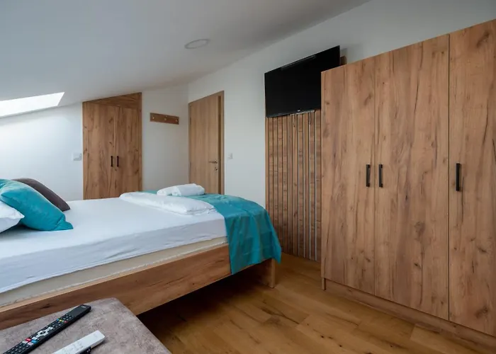 Emina Sa Privatnim Parkingom