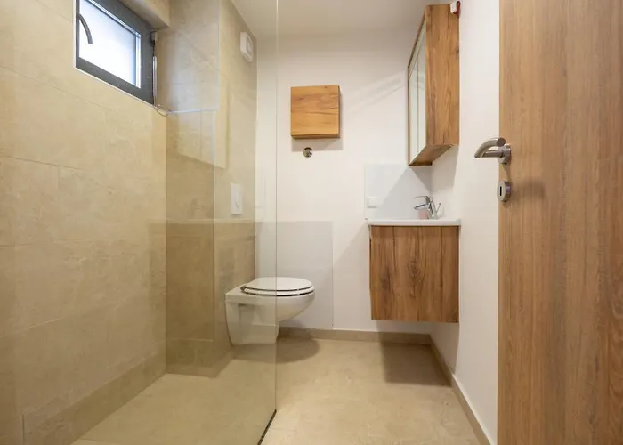 Emina Sa Privatnim Parkingom Pensión 3*