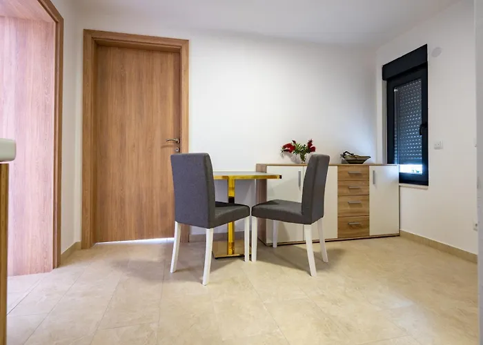 Emina Sa Privatnim Parkingom Pensión Neum