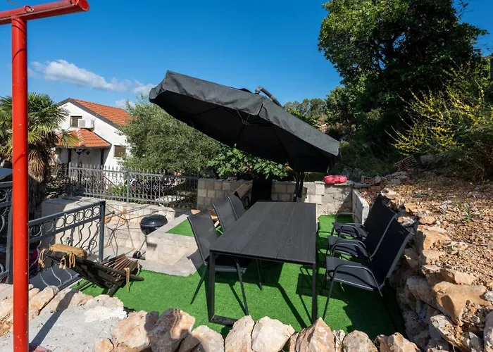 Emina Sa Privatnim Parkingom 3*