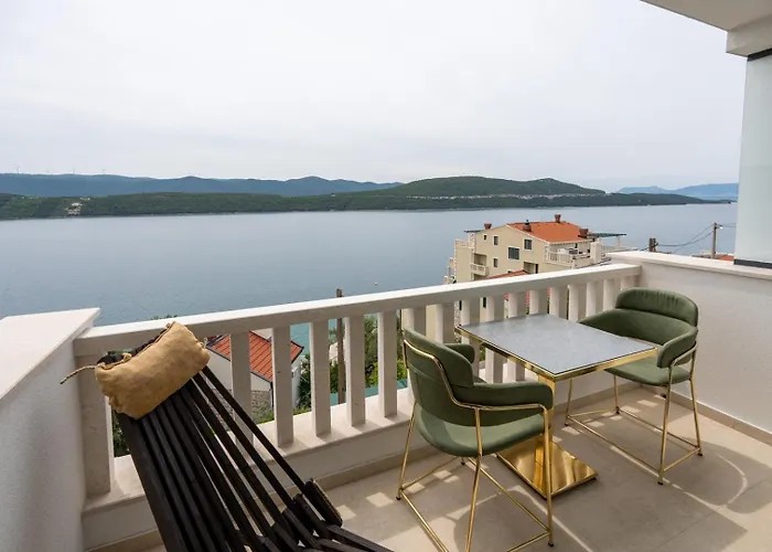 Emina Sa Privatnim Parkingom