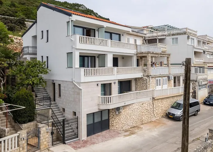 Emina Sa Privatnim Parkingom Neum