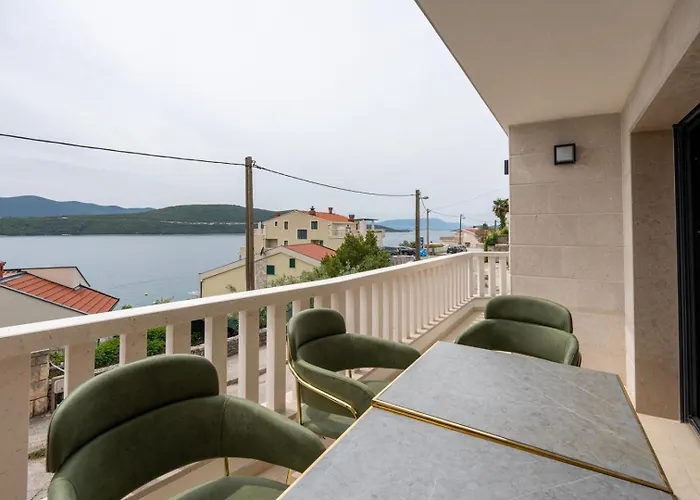 Emina Sa Privatnim Parkingom Pensión Neum